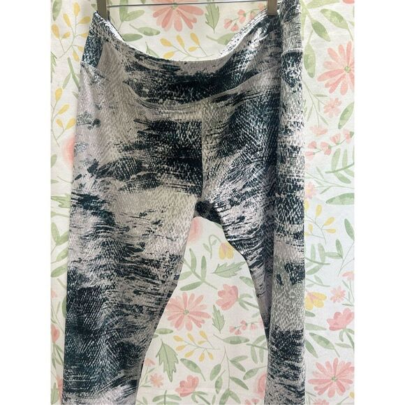 FABLETICS XXL  athletic capri leggings snake skin print - Picture 3 of 3